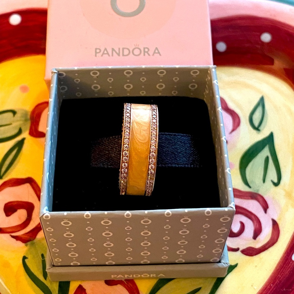 Hearts of Pandora ring size 9/60, cream enamel and pink CZ